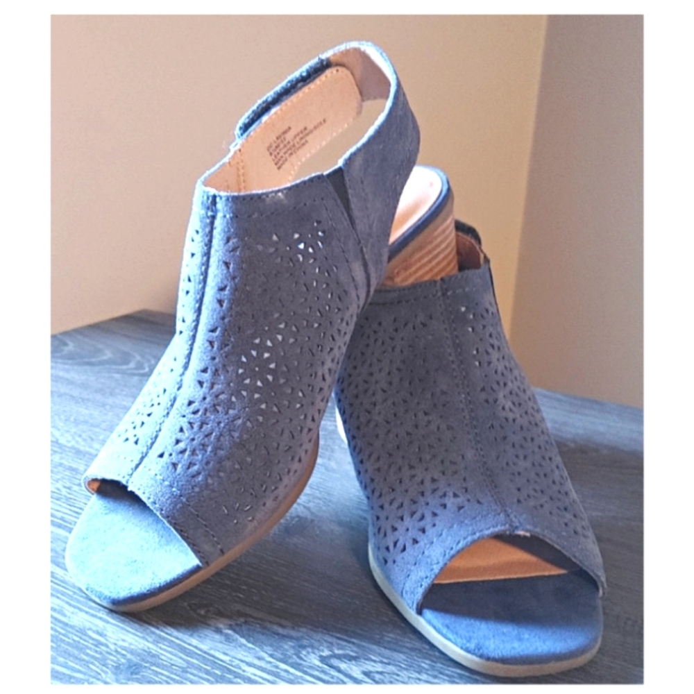 Dakota Chase blue suede shooties Size 6.5